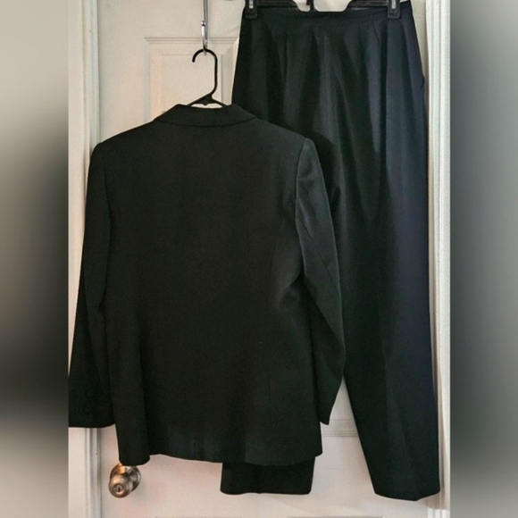 Jacqueline Ferrar 2 Piece Pantsuit - Picture 2 of 10